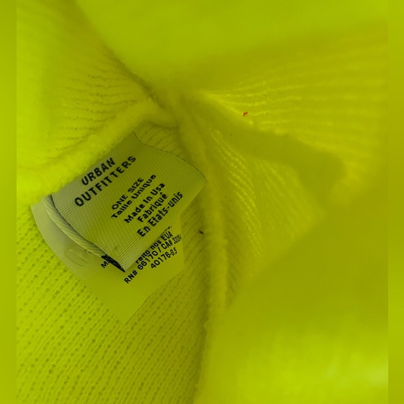 Brand new neon yellow tuque - Picture 4 of 4